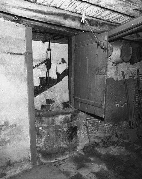 Puits intérieur dans passage couvert, semi-intégré dans la maçonnerie - rue du Carroir de Velours.