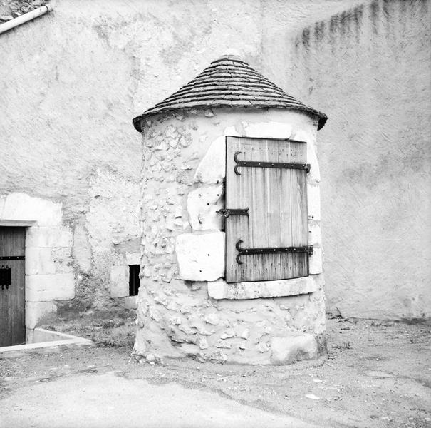 Puits couvert, à massif maçonné - place du Puits du Marché.