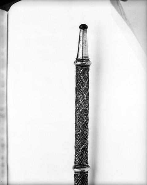 Hampe fleurdelisée : détail de la base avec inscription et date 'STE MONTAINE P. MARLIN. CVRE. 1747'.