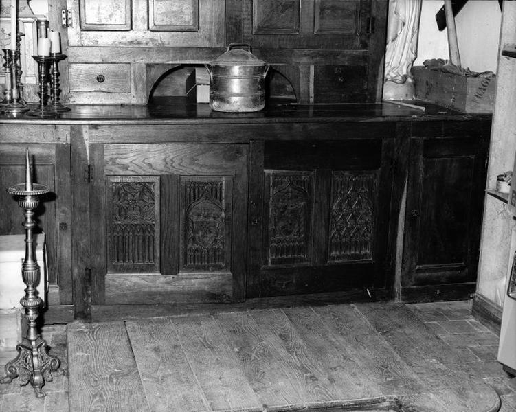 Éléments de meuble de sacristie de style gothique
