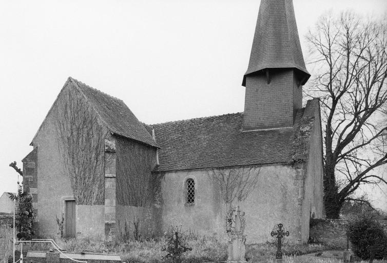 Façade nord-ouest et la chapelle nord, vue d'ensemble.