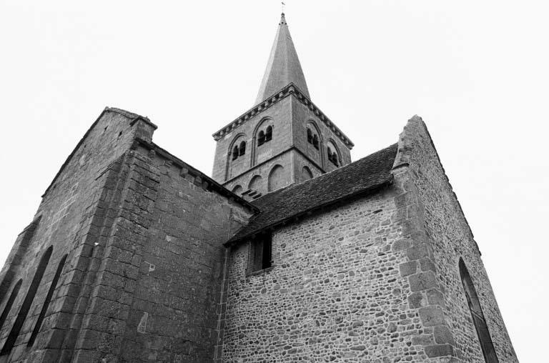 Vue du clocher en contre-plongée.