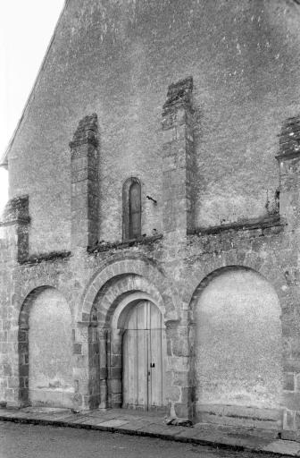 Façade ouest et portail, vue d'ensemble.