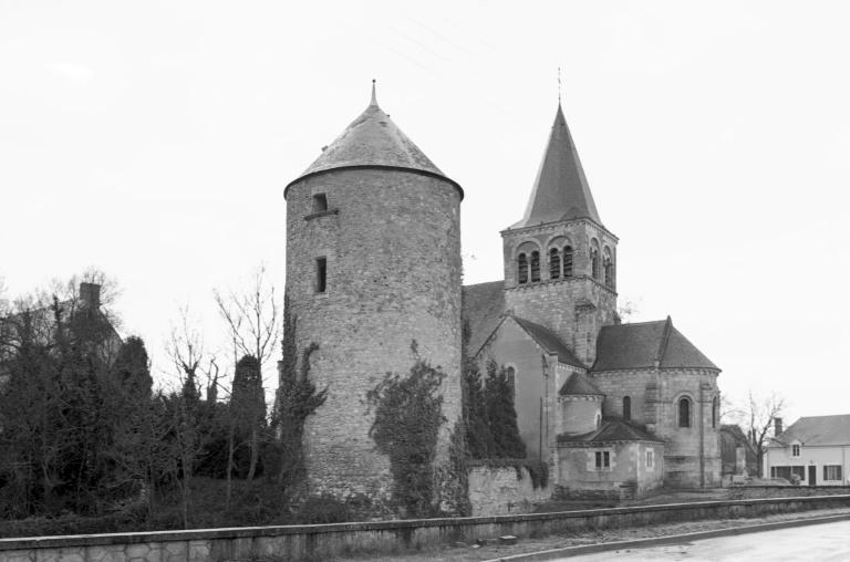 Vue d'ensemble de l'église et la tour.