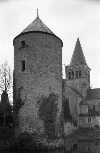 Façade sud de la tour inscrite.