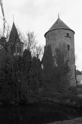 Façade ouest de la tour inscrite.