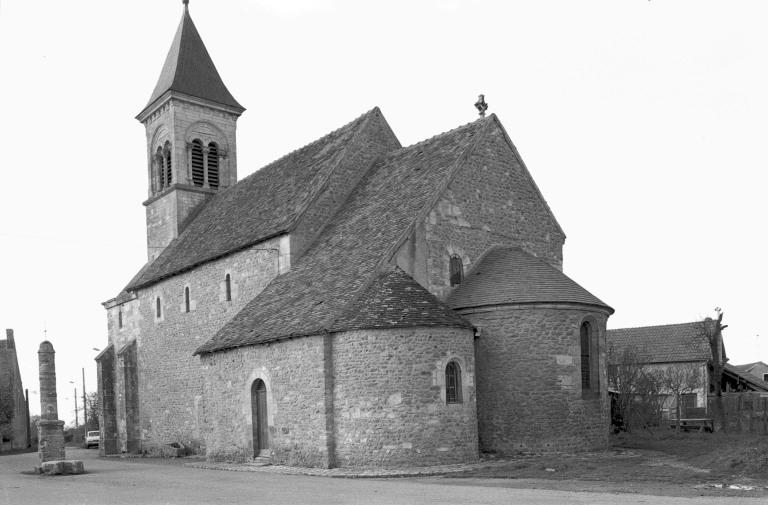 Façade sud-Est et chevet, vue d'ensemble.