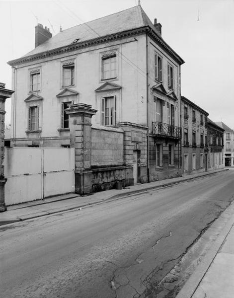 Ancienne école communale de filles, actuellement école Descartes. Vue de volume prise du sud-est.