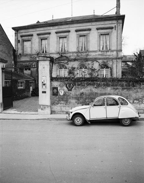 Bâtiment donnant sur la place de la République : façade Est.