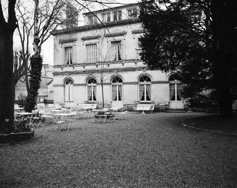 Bâtiment principal : façade sur cour.