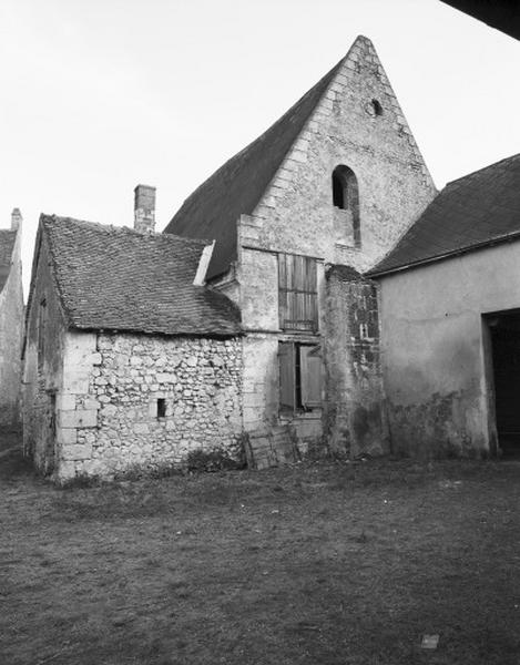 Ancienne chapelle : façade occidentale sur pignon, baie en plein cintre à double ébrasement.
