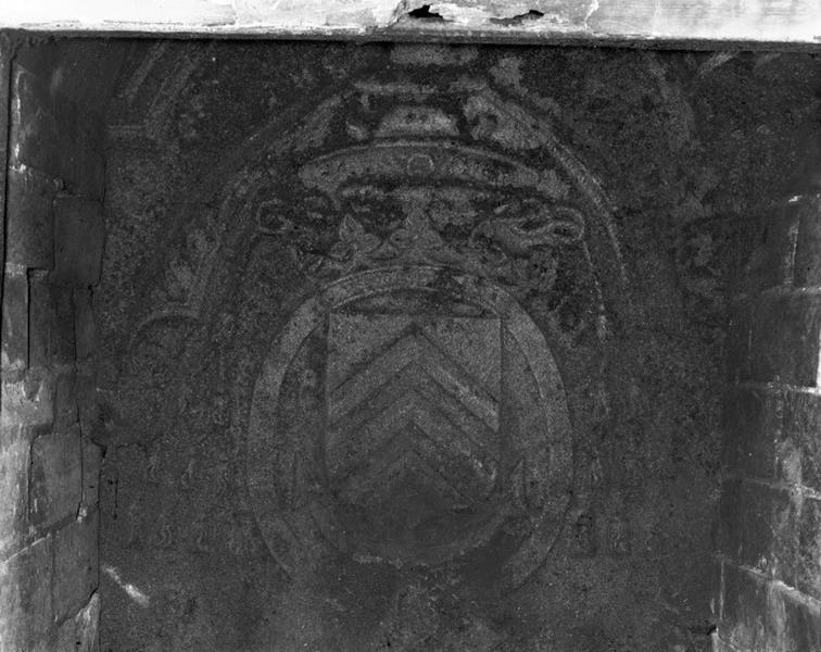 Ancienne chapelle : rez-de-chaussée, intérieur, cheminée : détail plaque de cheminée provenant de Richelieu aux armes du cardinal.