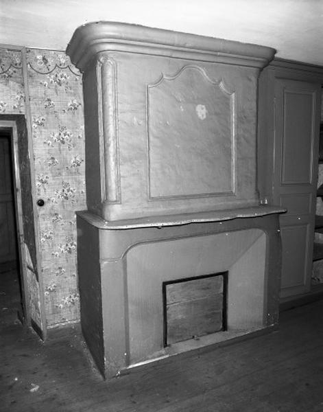 Ancienne chapelle : premier étage, intérieur : cheminée 18e siècle.