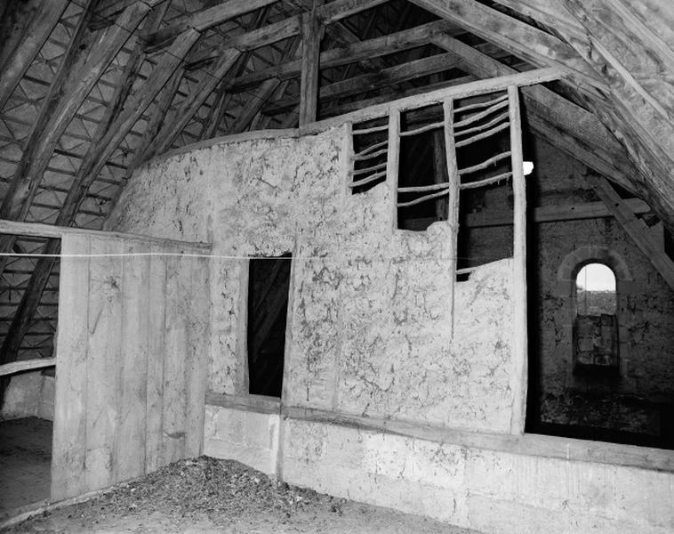 Ancienne chapelle : combles, cloison transversale en torchis.