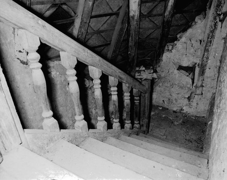Ancienne chapelle : détail balustres d'escalier.