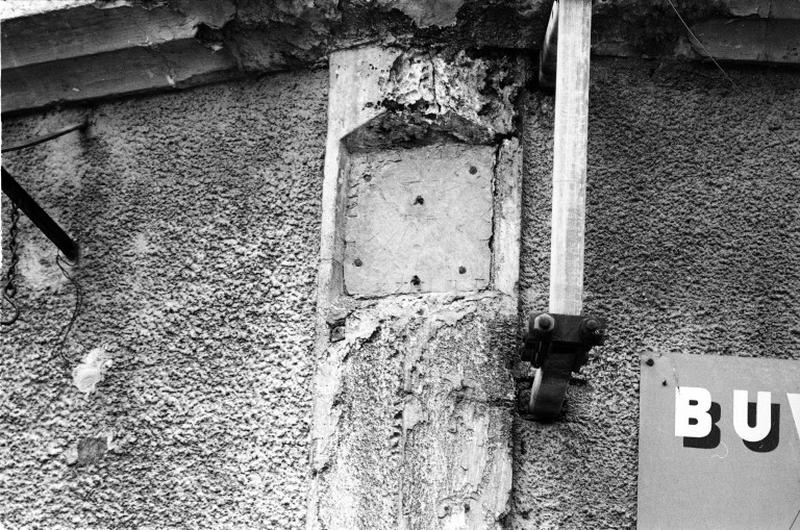 Façade antérieure, détail du cadran solaire en ardoise.
