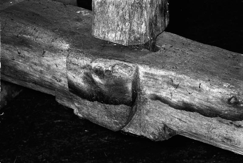 Combles, détail : blason sculpté au centre premier entrait ouest.