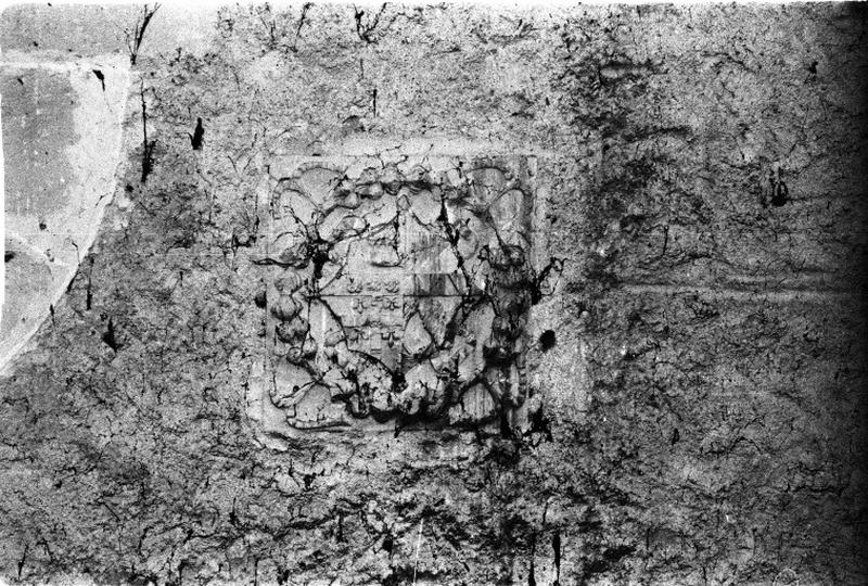 Pignon ouest, intérieur : détail blason sculpté.