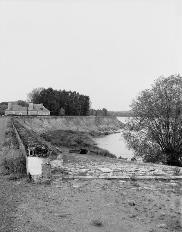 Plan de la Loire, rive gauche, la Noiraye, réalisé suite à la pétition du sieur Deslandes, 11 mars 1850. Mention de deux cales d'abordage. (archives départementales d'Indre-et-Loire, S 2039). ; Plan de la Loire, rive gauche, la Noiraye, réalisé suite à la pétition du sieur Deslandes, 11 mars 1850. Mention de deux cales d'abordage. (archives départementales d'Indre-et-Loire, S 2039).
