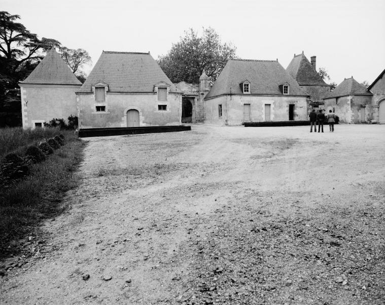 Dépendances, côté cour.