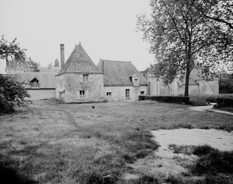 Vue d'ensemble du portail et des communs.