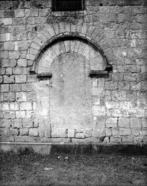 Ancienne façade occidentale : porte murée.