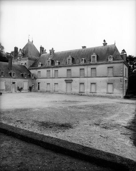 Bâtiment principal, côté cour.