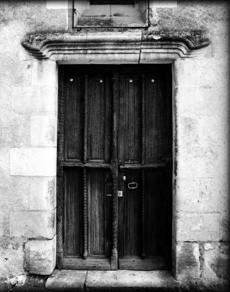 Façade occidentale, vue d'ensemble de la porte avec vantaux du 16e siècle.