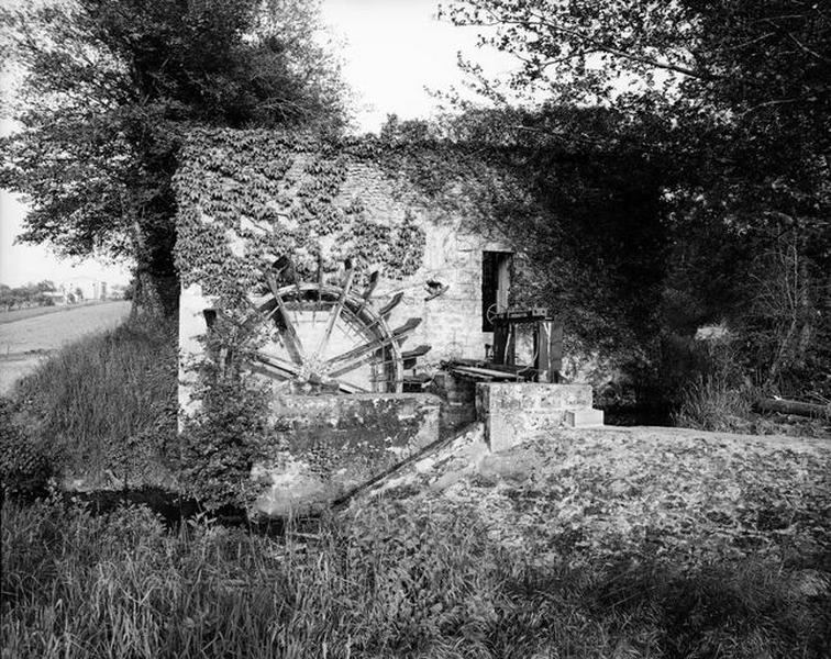 Ancien moulin à eau : roue, vue de face.