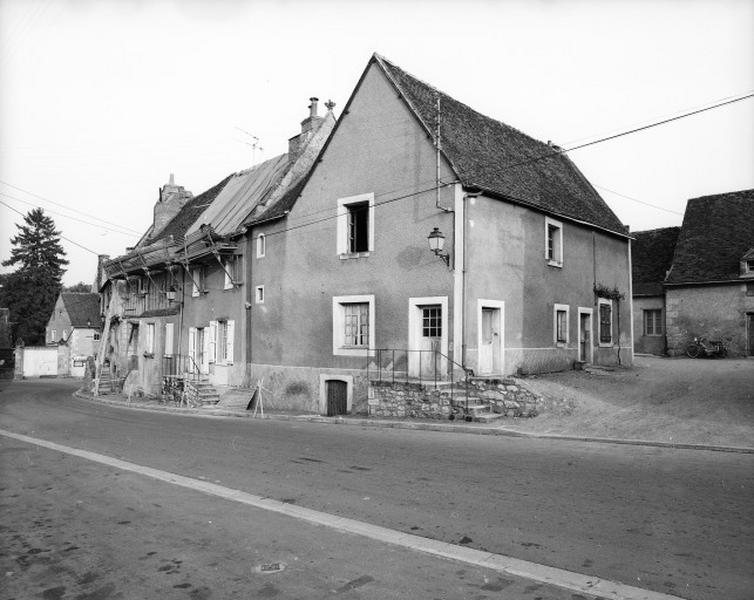 Vue de volume de la troisième maison. Vue d'ensemble prise du nord-ouest de la quatrième maison.