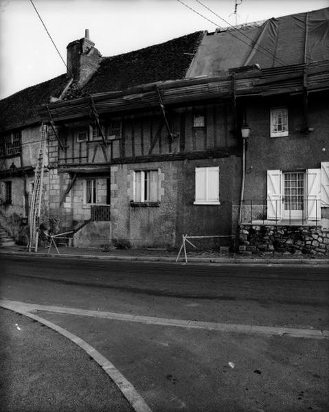 Façade antérieure, rez-de-chaussée surélevé et perrons.