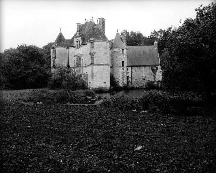 Vue de volume prise du sud-ouest : la chapelle est accolée à la tour sud-est.