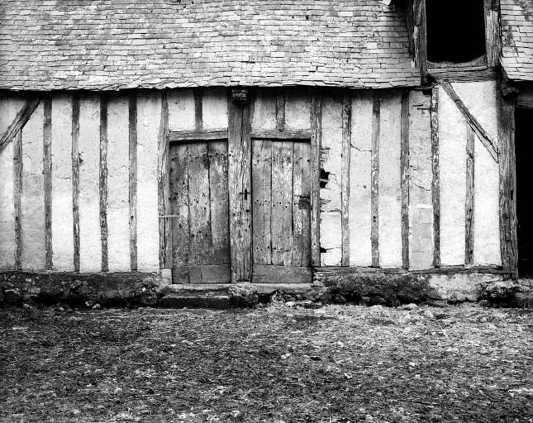 Grange : détail des portes géminées.