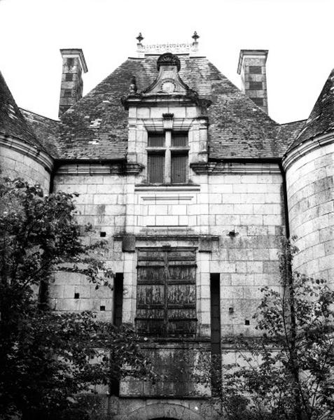 Façade antérieure, pont-levis, travée centrale.