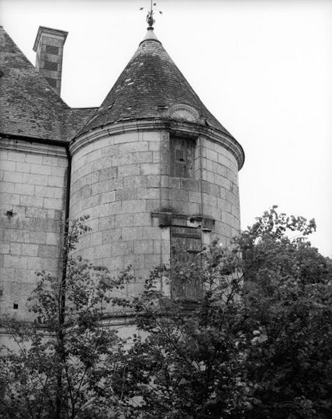 Tour d'angle sud-ouest, détail : travée de baies.