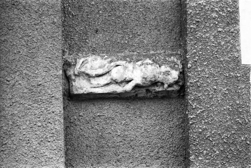 Façade antérieure, détail du bas-relief Est représentant un motif animalier.