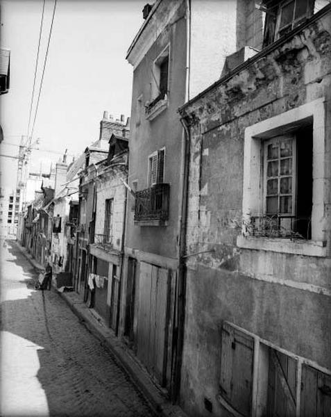 Parcelle El. 316, façade antérieure sur la rue Eugène Sue : deux étages carrés, une travée et demie, une boutique au rez-de-chaussé.