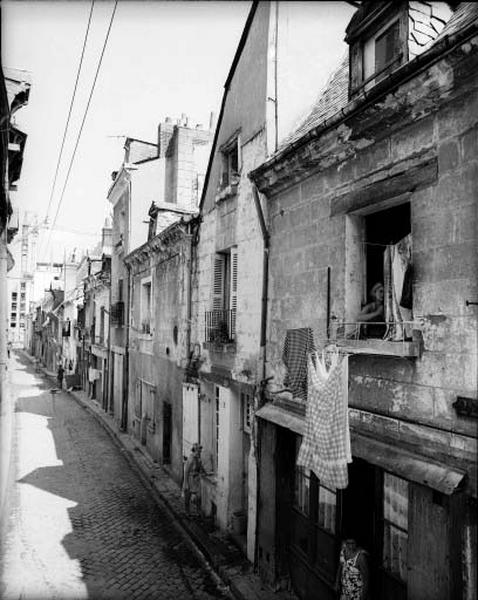 Parcelle El. 319, façade antérieure sur rue : couverture remaniée (transformation en appentis brisé). A l'intérieur, escalier dans oeuvre, en vis à noyau cordé.