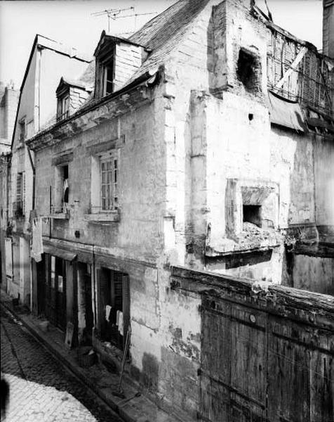 Parcelle El. 320 : façade antérieure sur rue, le 24 est démoli en partie (trace des manteaux de cheminée).