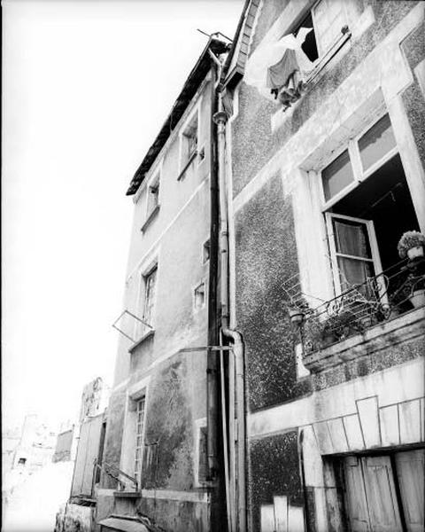 Parcelle El. 327 : façade antérieure sur rue, les étages : une travée de baie et une cage d'escalier dans oeuvre et en façade.