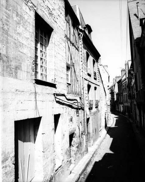 Façade antérieure sur rue en pan de bois.