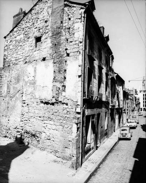 Vue de volume prise du sud-est : maison à deux étages, façade antérieure XIXe siècle.