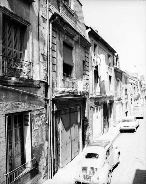 Façade antérieure sur rue : étage de comble. Porte d'entrée et cheminée intérieure du XVIIe siècle.