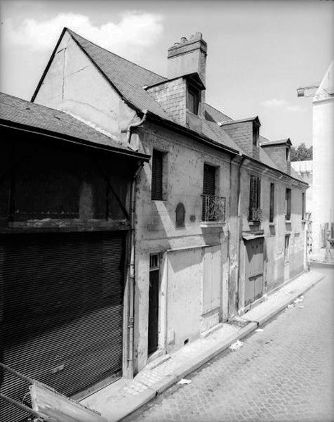 Façades antérieures sur rues. A l'étage du n°5, niche avec statue : voir Abbé Moussé, Le Culte de Notre-Dame en Touraine, Tours, Mame, 1911.