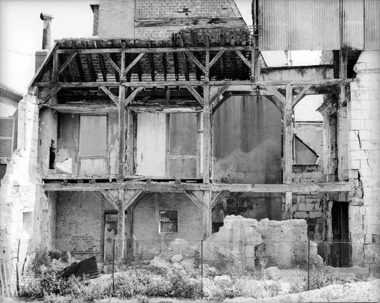 Vestiges d'une maison abattue : structure à pan de bois correspondant à la parcelle 430 du plan terrier de 1761 (Archives départementales d'Indre-et-Loire, H 528). L'escalier se trouvait à droite (les balustres auraient été déposées au dépôt de la Semirevit rue Dabilly).