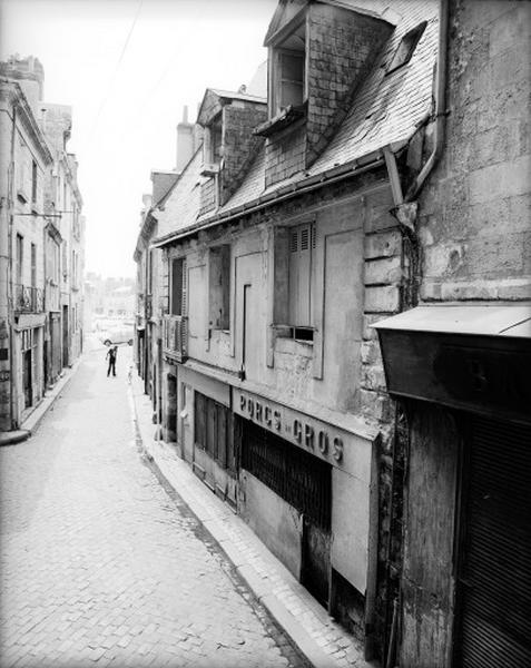 Façade antérieure sur rue.