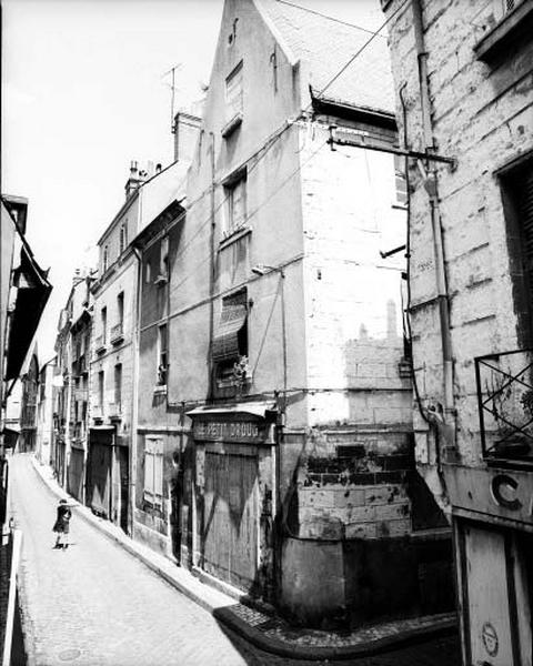 Façade antérieure sur pignon, calcaire moyen appareil recrépi. Détails intérieurs intéressants : escalier à balustres Louis XVI, fenêtre à meneaux en bois donnant sur la cour intérieure, petits carreaux XVII sur le palier (2e étage côté gauche) et porte d'entrée style XVIe.