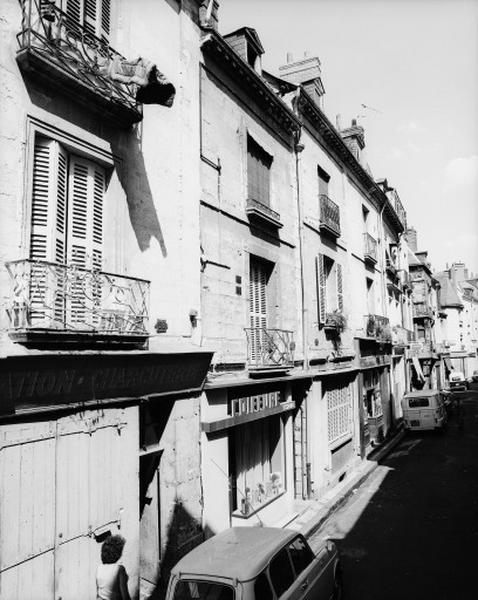 Façade antérieure sur rue.