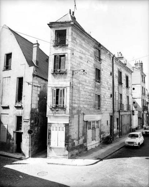 Façade méridionale donnant sur la rue des Cerisiers. Immeuble construit lors de la construction de la rue Bretonneau avec la mise à l'alignement de l'ancienne rue de la Boule Peinte.