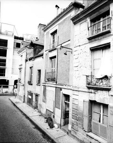 Façade antérieure sur rue : grilles de balcon en fer forgé XIXe au premier étage, et XVIIIe au second. Dans la cour, escalier hors oeuvre rampe sur rampe.